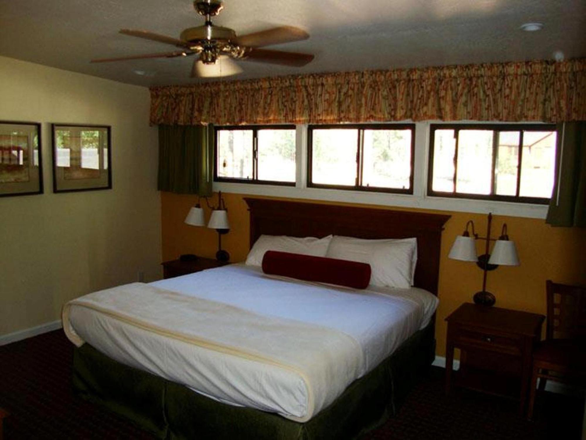 ราวด์เฮาส์ รีสอร์ต บาย วีอาร์ไอ รีสอร์ต Hotel ไพน์ท็อป-เลคไซด์ ภายนอก รูปภาพ