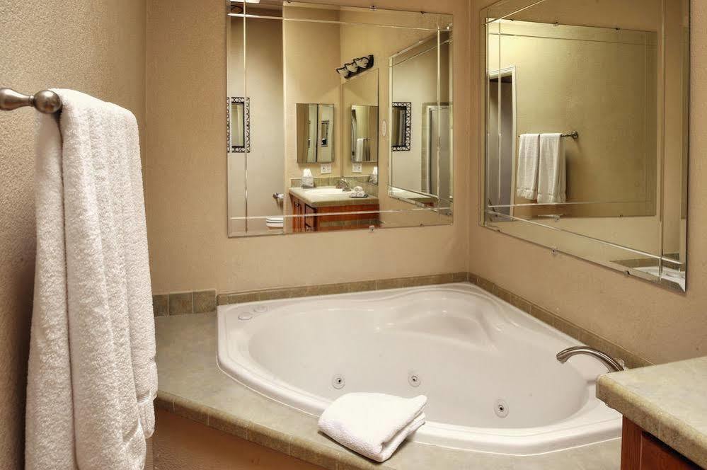 ราวด์เฮาส์ รีสอร์ต บาย วีอาร์ไอ รีสอร์ต Hotel ไพน์ท็อป-เลคไซด์ ภายนอก รูปภาพ