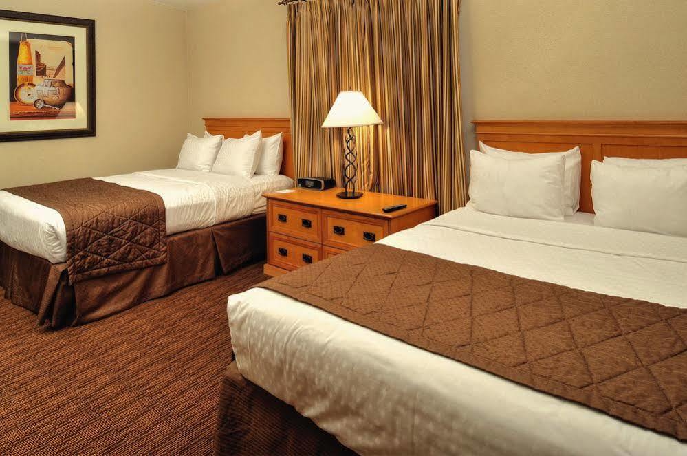 ราวด์เฮาส์ รีสอร์ต บาย วีอาร์ไอ รีสอร์ต Hotel ไพน์ท็อป-เลคไซด์ ภายนอก รูปภาพ